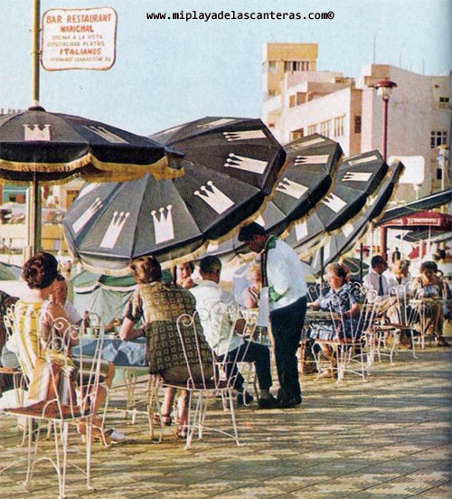 Terraza del Restaurante «3 Coronas» en La Puntilla. Sobre 1960.