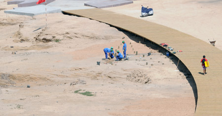 img_39597.2001967593_0 /></p>
<p>Por otro lado las obras paradas esta semana han continuado al llegar un acuerdo los técnicos del Cabildo con Costas, los solariums ha construir sobre el sustrato de jable han sido reducidos en tamaño, otros suprimidos y los que se colocaran estarán sobre bases menos agresivas con el confite.  </p>
</div>				</div>
				</div>
				<div class=
