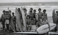 La primera generación de surferos de la playa de La Cicer