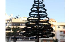 Vaya árbol de Navidad más feo y raquítico ¡¡