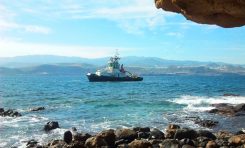Fotos noticia. Un remolcador coloca las boyas del fondeadero promovido por la Concejalía de Ciudad de Mar