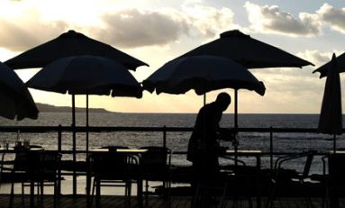 La regulación de las mesas de los locales de Las Canteras se queda fuera del reglamento de costas y playas