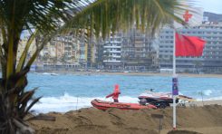 La imprudencia de bañarse con bandera roja causa el 80 % de los 133 ahogamientos que se han producido en Canarias en dos años