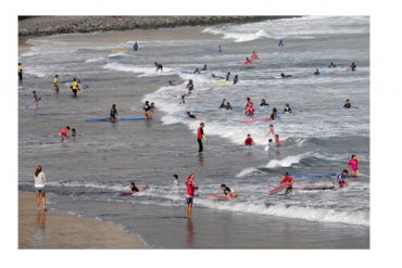 Surferos de la Cicer se organizan para acabar con el descontrol por tanta escuela de surf