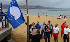 Ya ondea la bandera azul 2017 en la playa de Las Canteras