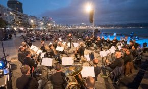 La Banda Sinfónica Municipal de Las Palmas de Gran Canaria vuelve a reunirse sobre la arena de Las Canteras