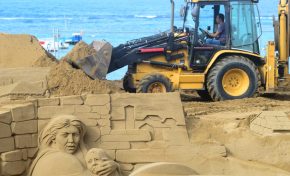¿Es sano para la playa enterrar las obras de arena manipuladas del Belén?