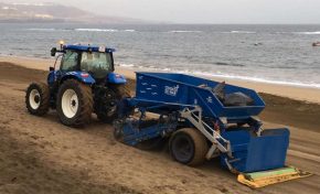 Ciudad de Mar prueba pasando solo dos veces por semana la cribadora que limpia la arena