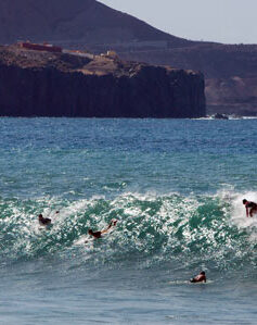 El código del surfing ”como entrar al pico sin interferir a los demás surfistas“