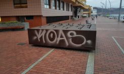 Acto de vandalismo en la escultura "Los nadadores" del artista Miguel Panadero