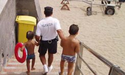 “Atención, atención: les habla la policía local de playas”