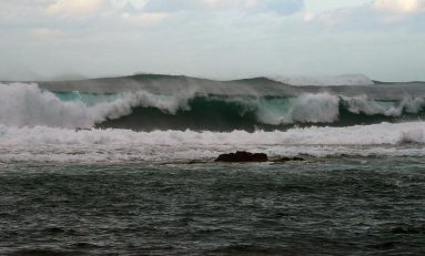 Las grandes olas invaden la bahía de El Confital