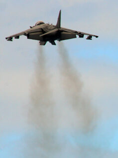 Inapropiada última acción de los aviones Harrier AV8 sobre la Barra de Las Canteras