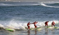 Los Papás Noel hacen surf en Las Canteras