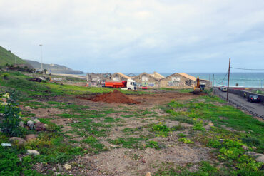 Un cementerio de coches junto al mar acaba con el sueño de un parque verde en El Rincón