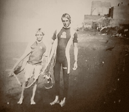 Jóvenes surferos en la vieja playa de la Cicer