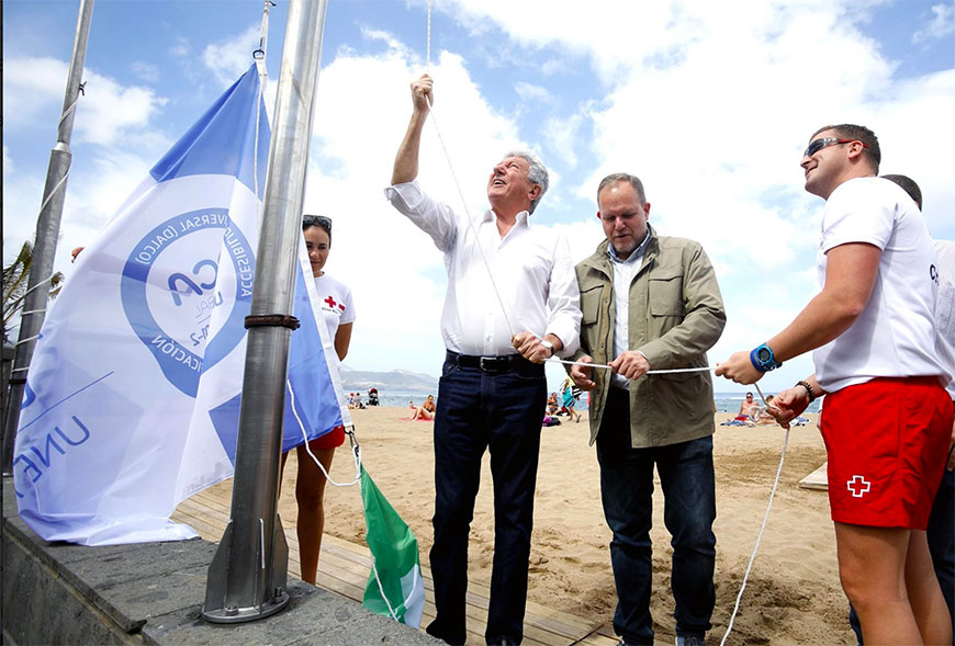La playa de Las Canteras renueva las banderas de calidad ambiental y acesibilidad