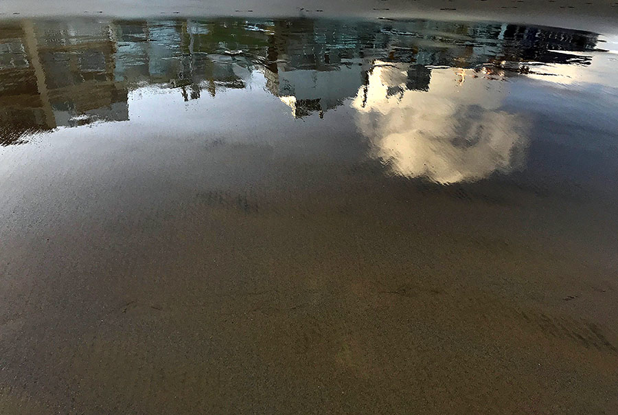 Una nube reflejada en la orilla