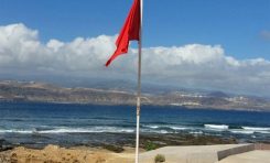 El arriado de la bandera roja de El Confital pendiente del nuevo Gobierno de Canarias