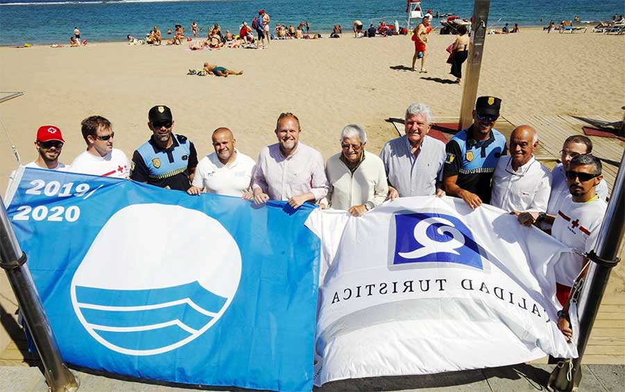 La playa de Las Canteras iza las Bandera Azul y la Q de Calidad Turística