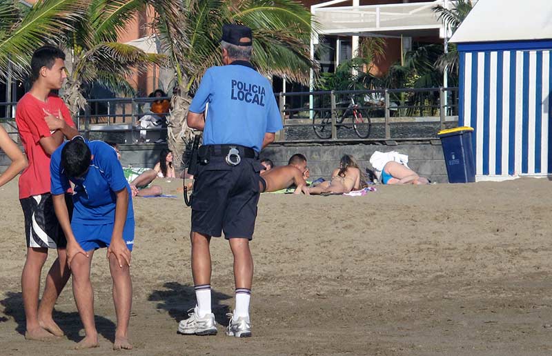 Necesitamos una policía turística a pie de playa