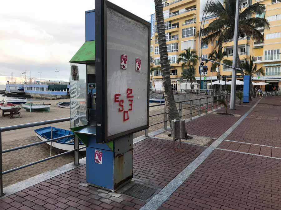 Ciudad de Mar quiere quitar las inservibles cabinas telefónicas del paseo de Las Canteras