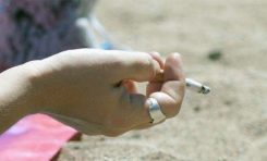 Un decreto del Ayuntamiento anula la prohibición de fumar en Las Canteras