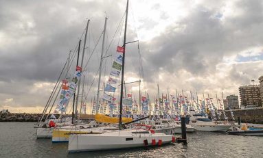 Los 83 veleros de la regata en solitario Mini-Transat celebran este sábado una jornada de entreno en la bahía de Las Palmas de Gran Canaria
