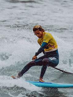 El tahitiano Poenaiki Raihoa se encuentra a un paso de proclamarse campeón del Mundo de paddle surf, en la modalidad de olas en la playa de El Lloret
