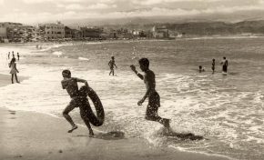Jóvenes jugando en la orilla de Las Canteras, entre 1960 y 1965