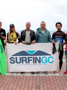 Los instructores de las escuelas de surfing de Las Canteras portarán riñoneras para la recogida de plásticos y residuos