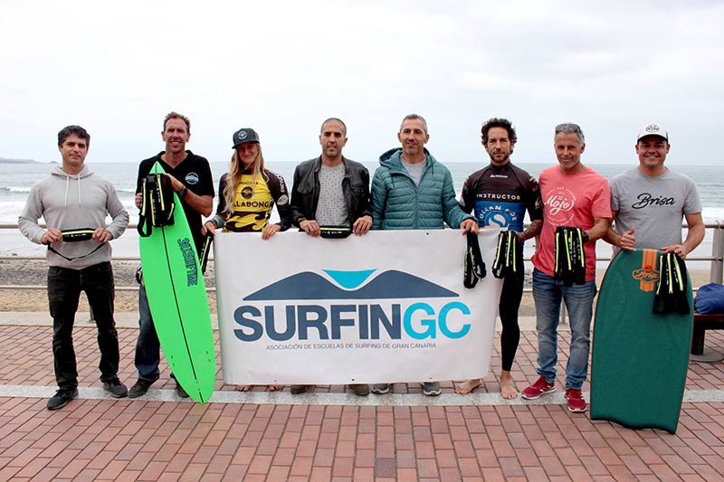 Los instructores de las escuelas de surfing de Las Canteras portarán riñoneras para la recogida de plásticos y residuos