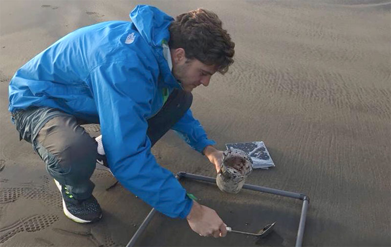 Un estudio de la ULPGC revela que los residuos plásticos de menor tamaño de las playas canarias se relacionan con vertidos de aguas residuales