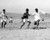 Fútbol en la playa de Las Canteras en los años cincuenta