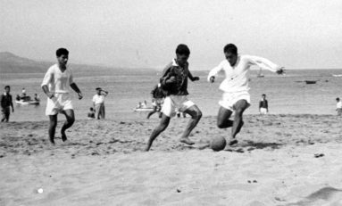 Fútbol en la playa de Las Canteras en los años cincuenta