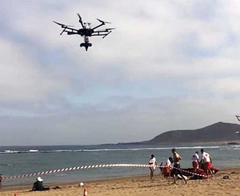 Vuelve a volar el dron que estudia Las Canteras