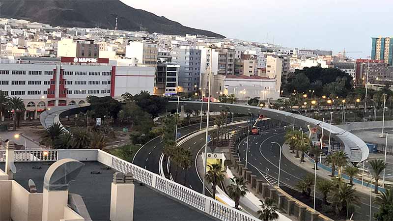 El Ayuntamiento inicia los trabajos en la plaza Alcaide Manolo García para completar el proyecto de la pasarela Onda Atlántica