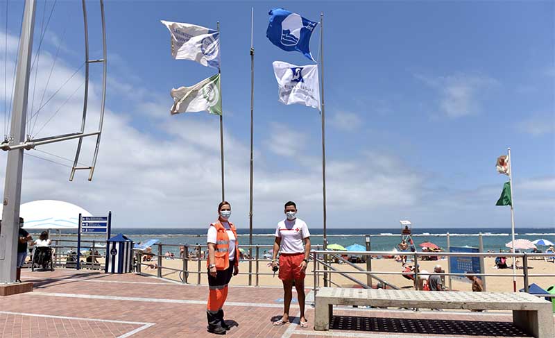 La playa de Las Canteras iza la Bandera Azul y la Q de Calidad Turística como símbolo de calidad, seguridad y sostenibilidad