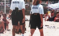 1997: la policía local patrulla por la playa