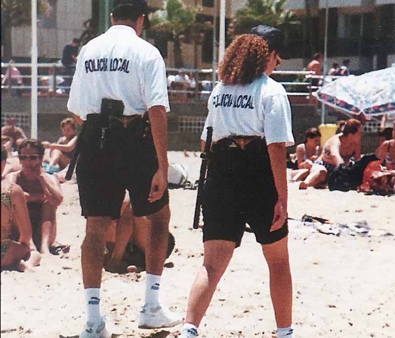 1997: la policía local patrulla por la playa