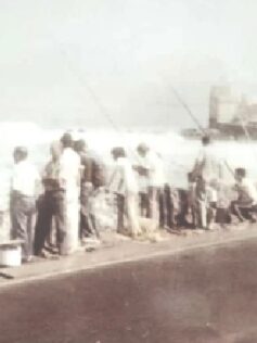 Años setenta: pescando en el muro Lloret