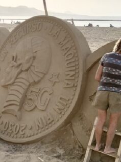 Debate ¿Son éticamente adecuadas las últimas esculturas de arena de Etual Ojeda ?