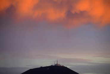 El faro de La Isleta bajo la nube anaranjada