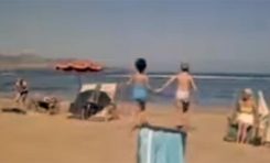 Década de los sesenta: remojón en Playa Chica. Vídeo