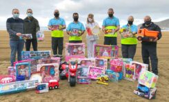 Los trabajadores del servicio de Ciudad de Mar suman juguetes solidarios a la campaña ‘+ que Reyes’
