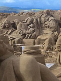 El Belén de arena de Las Canteras, una atracción global en Navidad