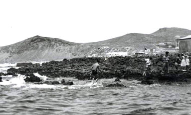 Años cuarenta: niños bañándose en La Puntilla o punta Escobio