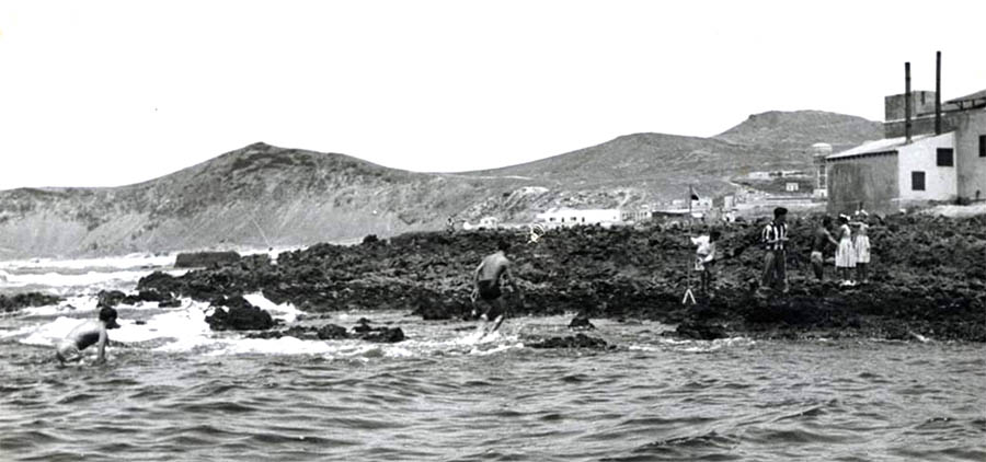 Años cuarenta: niños bañándose en La Puntilla o punta Escobio