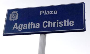 Plaza Agatha Christie, la ciudad devuelve el cumplido a la escritora británica