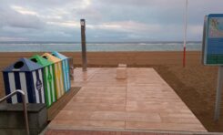 La playa de Las Canteras renueva el equipamiento de duchas en la arena, el acceso al área de accesibilidad y las papeleras del paseo